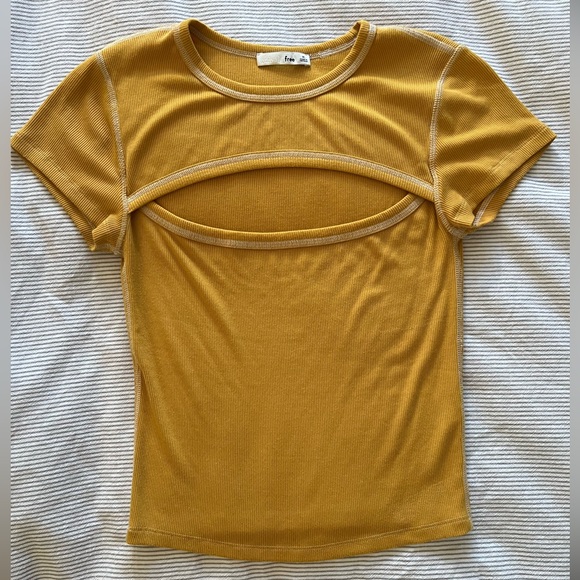 Aritzia | Wilfred Free Ruby Short Sleeve with Chest Cut-Out in Mustard - Size M - Picture 1 of 6